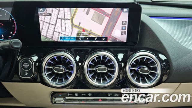 Mercedes-Benz GLA-Class 2021 — Şəkil 10/20