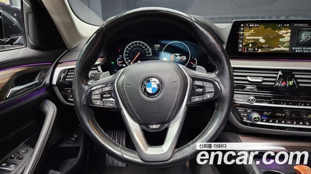 BMW 5 Series 2019 — ფოტო 19/20