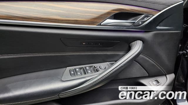 BMW 5 Series 2019 — ფოტო 20/20