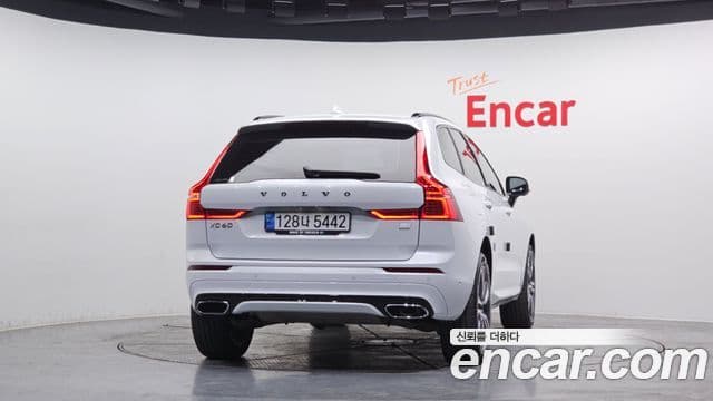 Volvo XC60 2020 — ფოტო 3/20