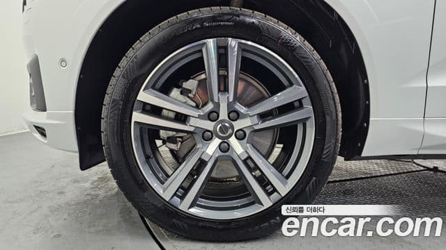 Volvo XC60 2020 — ფოტო 4/20