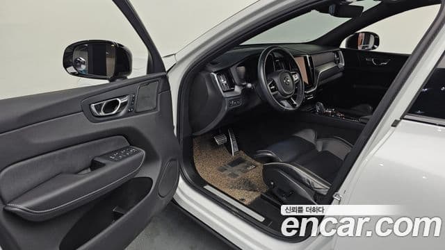 Volvo XC60 2020 — ფოტო 8/20