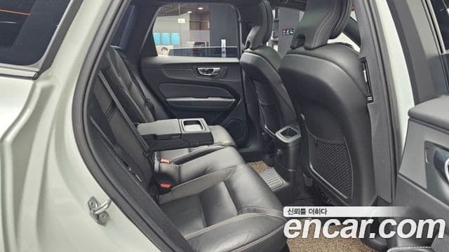 Volvo XC60 2020 — ფოტო 11/20