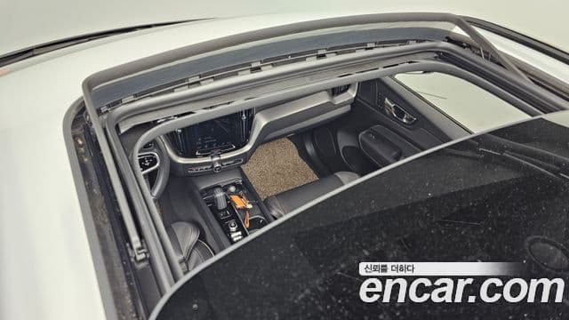 Volvo XC60 2020 — ფოტო 18/20