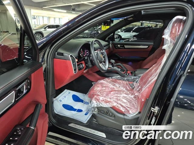 Porsche Cayenne 2023 — Photo 8/20