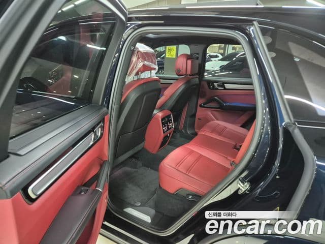 Porsche Cayenne 2023 — Photo 19/20