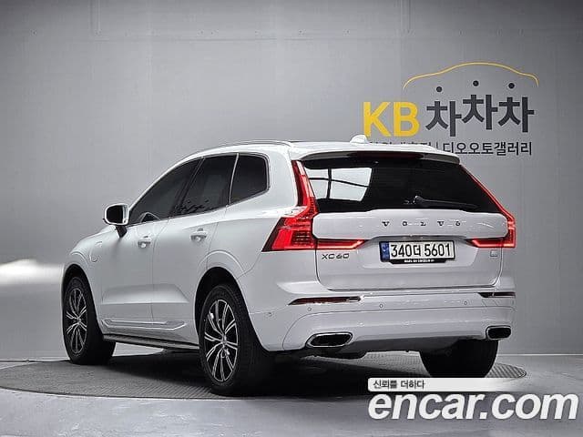 Volvo XC60 2021 — ფოტო 5/20