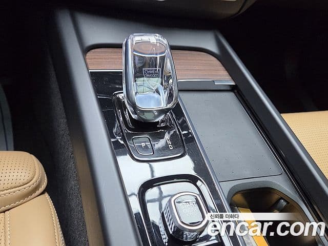 Volvo XC60 2021 — ფოტო 8/20