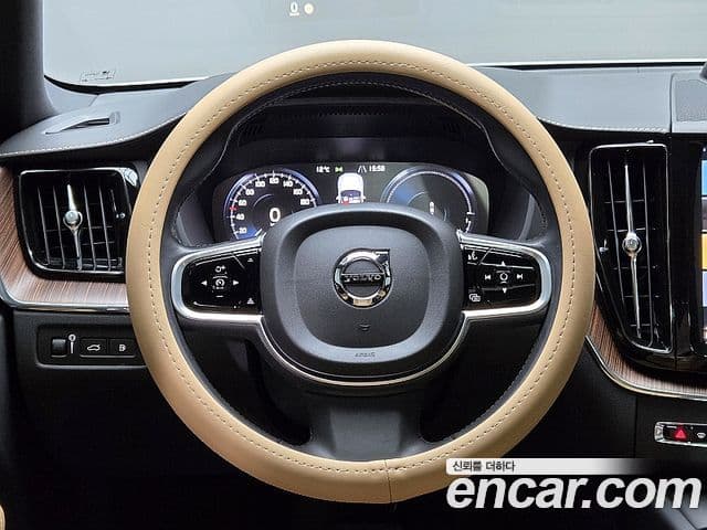 Volvo XC60 2021 — ფოტო 11/20