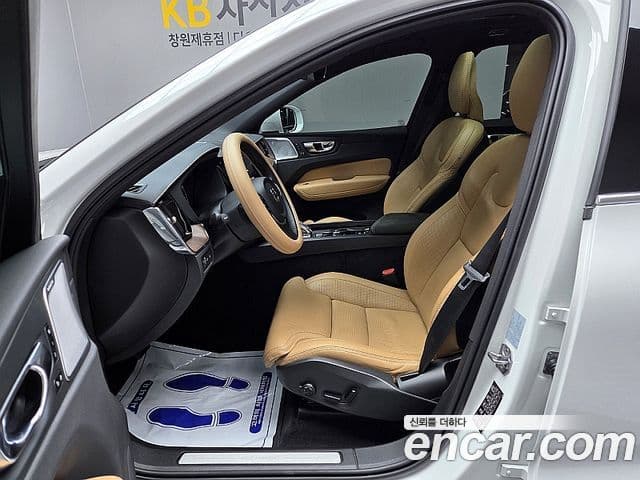 Volvo XC60 2021 — ფოტო 12/20