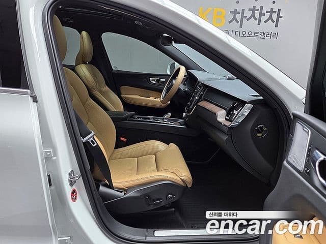 Volvo XC60 2021 — ფოტო 13/20