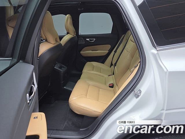 Volvo XC60 2021 — ფოტო 14/20