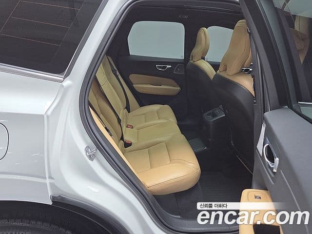 Volvo XC60 2021 — ფოტო 15/20