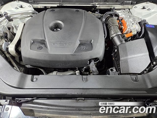 Volvo XC60 2021 — ფოტო 19/20