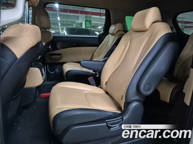 Kia Carnival 2022 — ფოტო 17/20