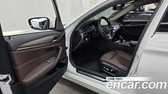 BMW 5 Series 2023 — ფოტო 10/20