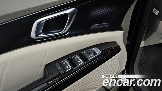Kia Carnival 2021 — ფოტო 17/20