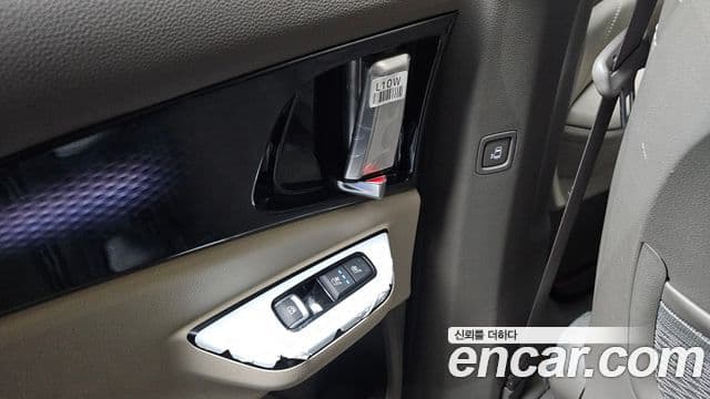 Kia Carnival 2021 — ფოტო 19/20