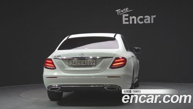 Mercedes-Benz E-Class 2020 — Photo 19/20