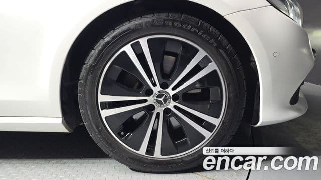 Mercedes-Benz E-Class 2020 — Photo 11/20