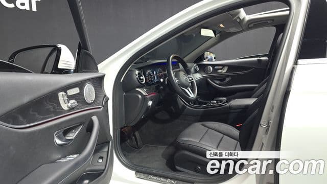 Mercedes-Benz E-Class 2020 — Photo 8/20