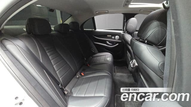 Mercedes-Benz E-Class 2020 — Photo 17/20