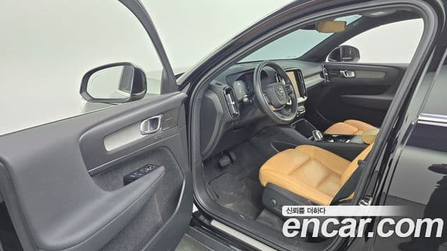 Volvo XC40 2021 — Photo 10/20