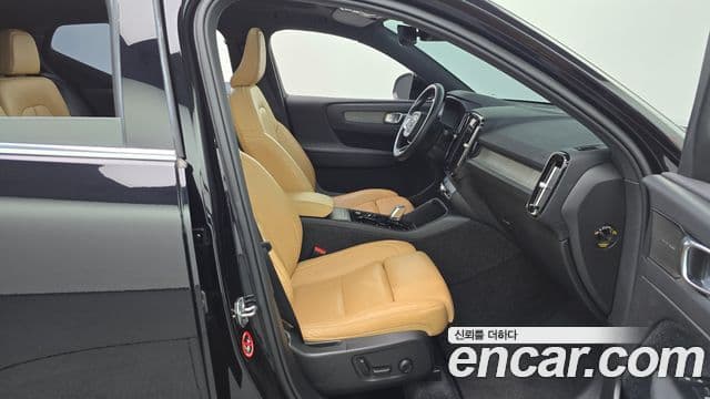 Volvo XC40 2021 — Photo 7/20