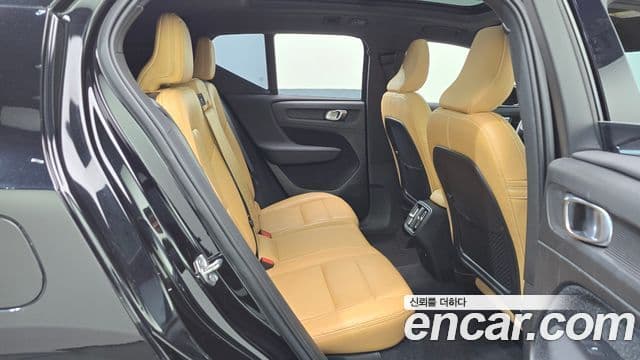 Volvo XC40 2021 — Photo 8/20