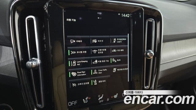 Volvo XC40 2021 — Photo 9/20