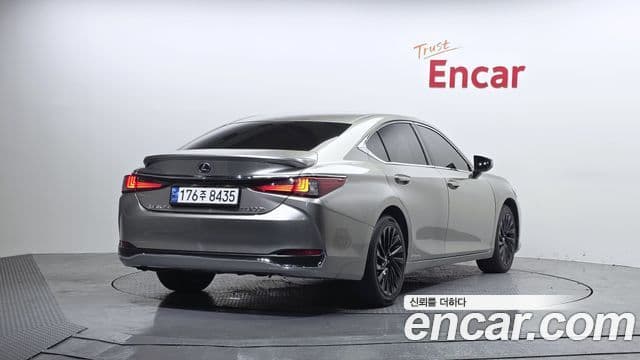 Lexus ES300h 2019 — ფოტო 2/20