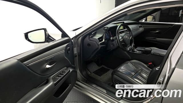 Lexus ES300h 2019 — ფოტო 10/20