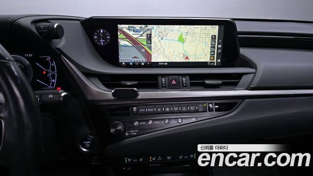 Lexus ES300h 2019 — ფოტო 14/20