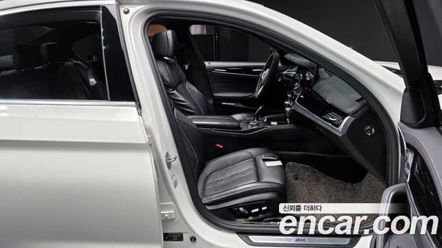 BMW 5 Series 2021 — фото 10 из 20