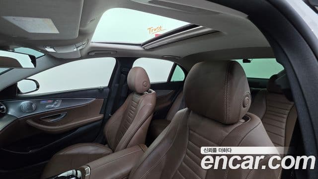 Mercedes-Benz E-Class 2019 — Şəkil 19/20