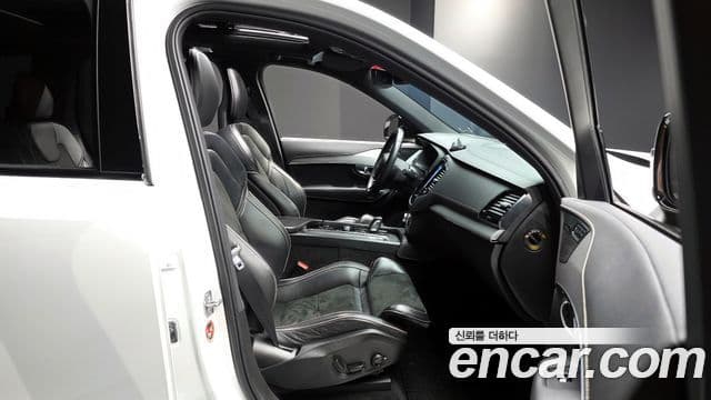 Volvo XC90 2020 — ფოტო 8/20