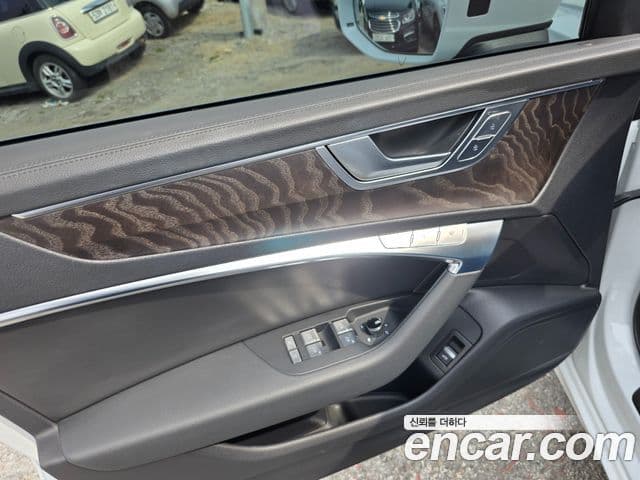 Audi A6 2021 — ფოტო 14/19