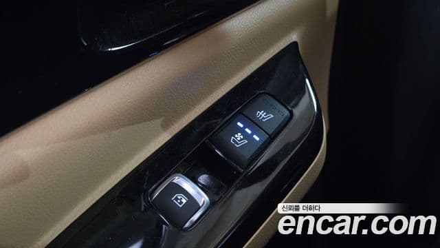 Kia Carnival 2021 — ფოტო 18/20