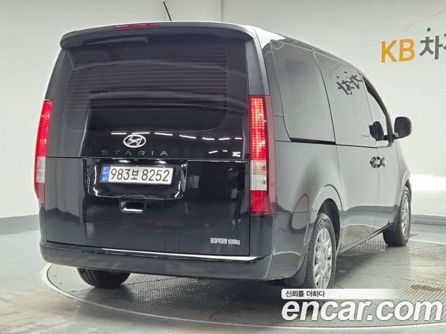 Hyundai Staria 2021 — ფოტო 2/19