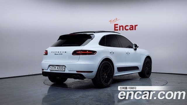 Porsche Macan 2018 — ფოტო 2/20