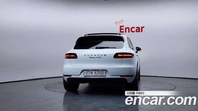 Porsche Macan 2018 — ფოტო 4/20