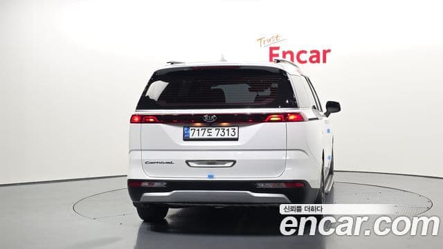 Kia Carnival 2021 — ფოტო 4/20