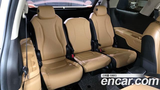 Kia Carnival 2021 — ფოტო 13/20