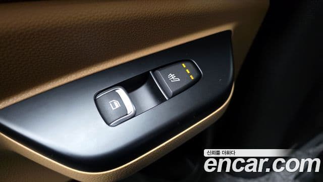 Kia Carnival 2021 — ფოტო 18/20
