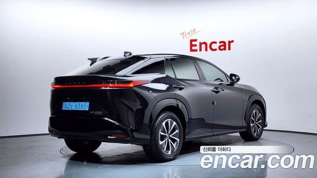 Lexus RZ450e 2023 — ფოტო 19/20