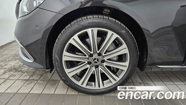 Mercedes-Benz E-Class 2023 — ფოტო 13/20