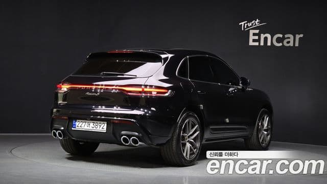 Porsche Macan 2023 — Фото 1/20