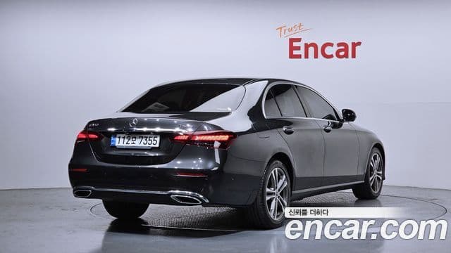 Mercedes-Benz E-Class 2021 — Photo 12/20