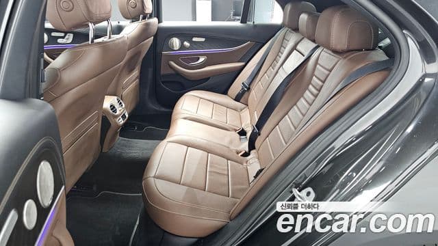 Mercedes-Benz E-Class 2021 — Photo 9/20