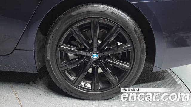 BMW 5 Series 2018 — ფოტო 4/20